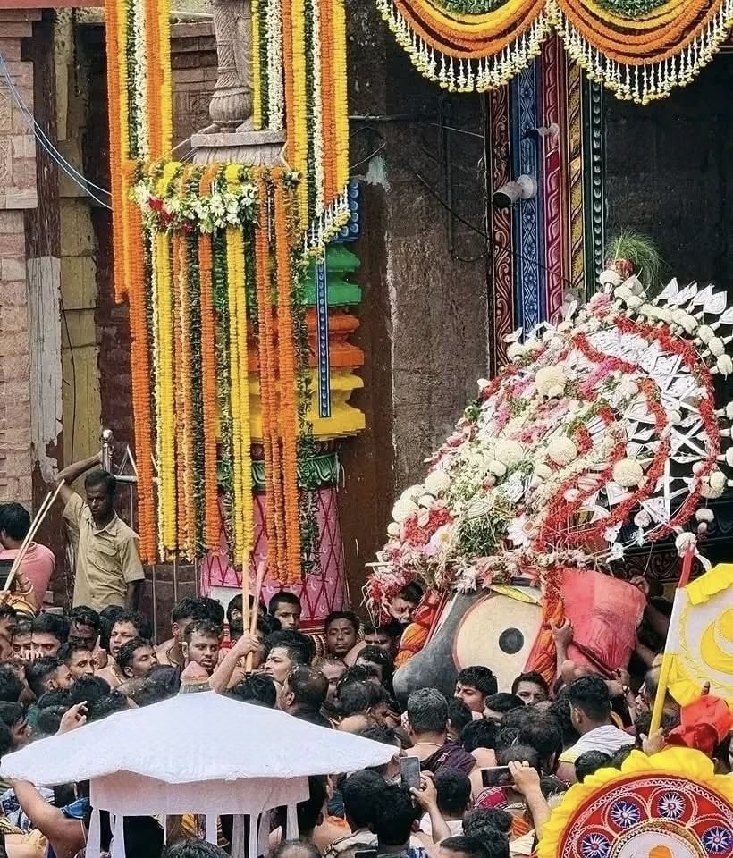 keyakahe's tweet photo. The Lord of Universe has come out to give his bhakts darshan. 

Jay Jagannath 🙌 https://t.co/5KiFtq3WC4