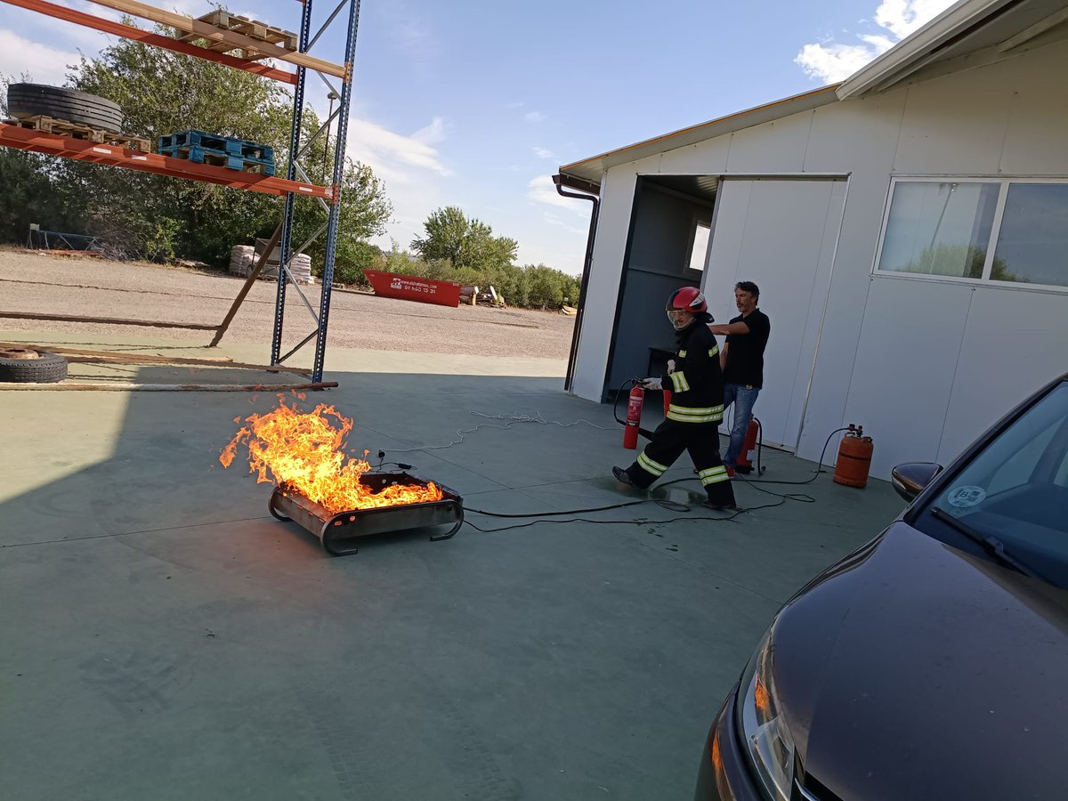 FormacionCeif's tweet photo. ¿Sabes cómo actuar ante un incendio en el trabajo? 🔥🧯 En CEIF Formación, la seguridad laboral se aprende haciendo: 

✅ Prácticas reales con fuego controlado 
✅ Instrucción de expertos 
✅ Equipos preparados 

👉 https://t.co/Dlqk3d8e9Q #SeguridadLaboral #PrevenciónIncendios https://t.co/5apmAnkR5X