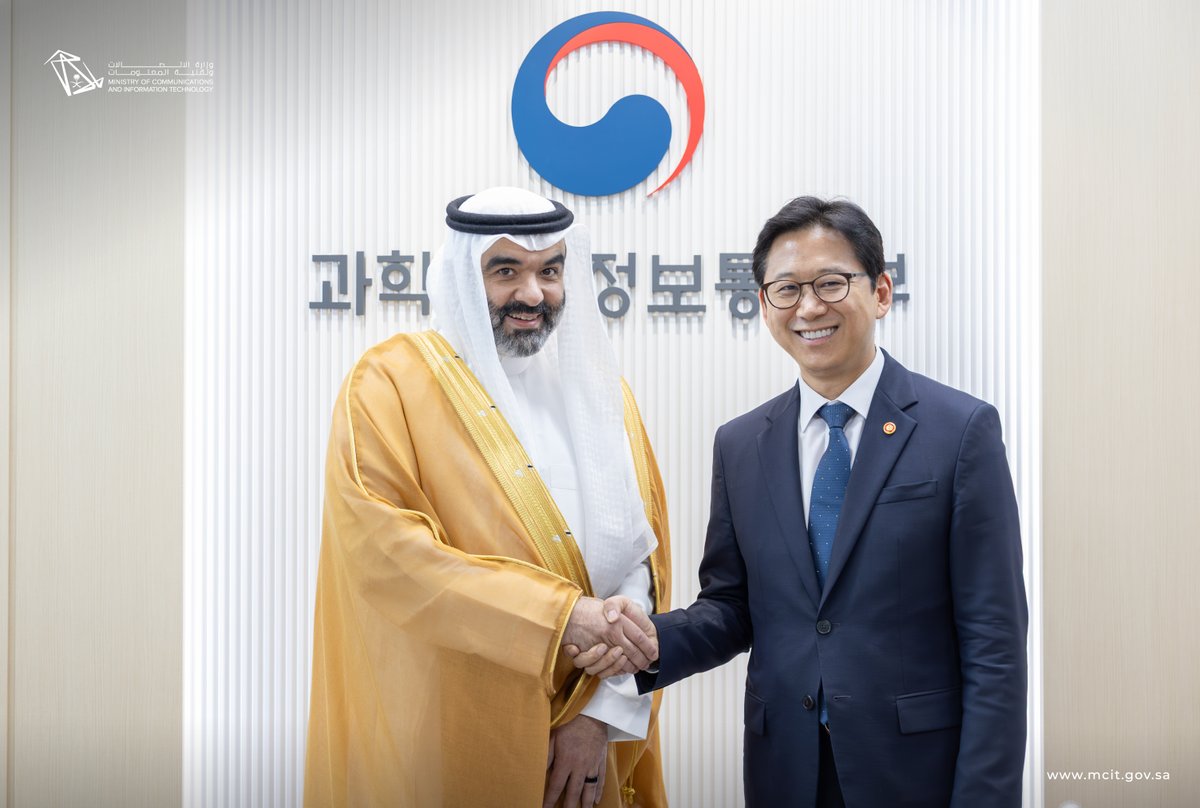 McitGovSa's tweet photo. H.E. Abdullah Alswaha @aalswaha met with H.E. Bae Kyung-hoon, Deputy Prime Minister and Minister of Science and ICT of the Republic of Korea, to discuss strengthening the Saudi–Korean strategic partnership in AI, semiconductors, digital infrastructure, and research and digital innovation, supporting the development of a competitive digital economy and reinforcing Saudi Arabia’s position as a global AI hub.