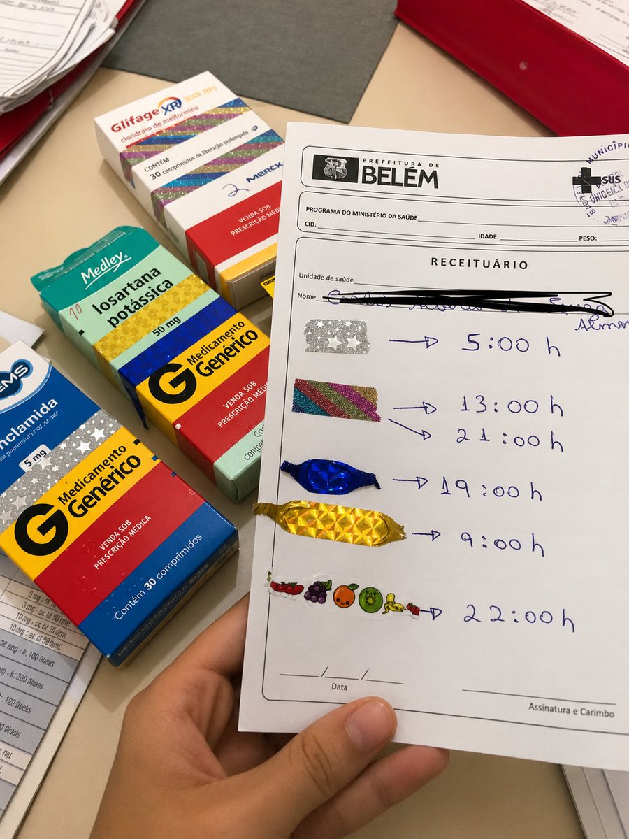 AcervoCharts's tweet photo. Estudante de medicina adapta uma receita para ajudar um paciente idoso que não sabia ler. https://t.co/2WxAwWbDLQ