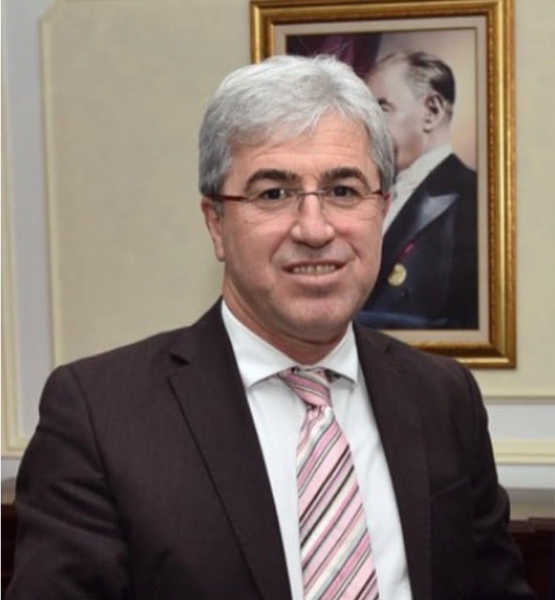 semihkyuncu's tweet photo. Zaman, yokluğa alışmayı öğretmiyor; sadece özlemle yaşamayı öğretiyor…

Bugün ağabeyim 23. Dönem milletvekili Ali Koyuncu’nun aramızdan ayrılışının yıl dönümü.

Bir kardeş için ağabey; bazen bir yol arkadaşı, bazen bir sığınak, bazen de sessizce örnek alınan bir hayat demektir. Sen bize bunların hepsini bıraktın.

Geride bıraktığın en büyük miras, hizmetlerin,samimiyetin ile insanların gönlünde edindiğin güzel yer oldu.

Rabbim seni sonsuz rahmetiyle kuşatsın.

Dualarımızda hep varsın…
