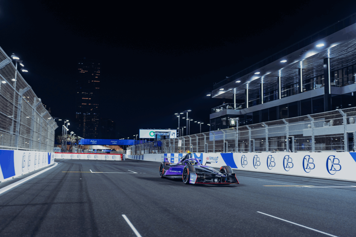 PorscheJP's tweet photo. 【7/25-26開催】FORMULA E
日本初のナイトレースがいよいよ開幕

東京湾の美しい夜景をバックに、公道を駆け抜ける世界最先端EVのハイスピードバトル。
Porsche Formula E Teamへの熱い声援をお願いします🏁🔥

※レース会場での観戦にはチケットが必要です
※画像はイメージです
#FormulaE https://t.co/g5D5fWizXx