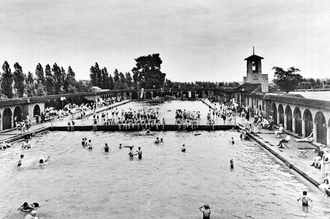 No1tingham's tweet photo. Highfields Lido, #Nottingham, c.1938. Commissioned by Jesse Boot and opened in 1924, Highfields Lido was at the time the largest in England. It remained open until the end of the summer season in 1980 and was demolished in 1990. Credit: https://t.co/GbVqM2FxHe https://t.co/P67ID89NN2