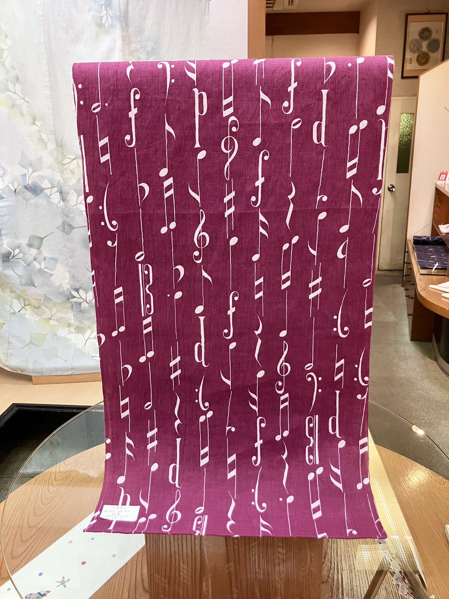 kobe_marutaya's tweet photo. うちの音符柄の浴衣のこだわりポイントはですね…

ハ音記号があること！！

「このBのマークは何ですか？」

ってよく聞かれますが！

Bじゃないの！

どっちかっていうとCなの！！ https://t.co/vLfX4U9zkX