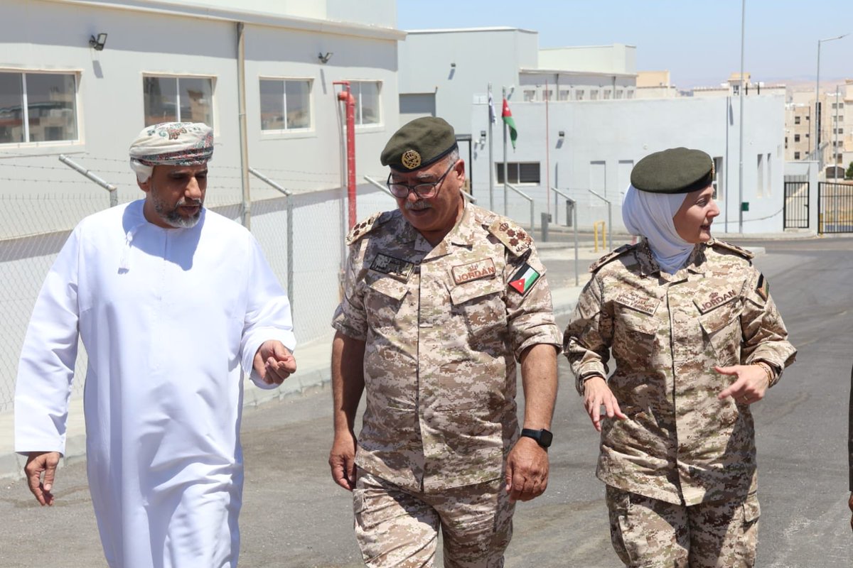 OmanEmbassyJOR's tweet photo. الوزير المفوض يعقوب الرقيشي- نائب رئيس البعثة- يزور الهيئة الخيرية الأردنية الهاشمية ويطلع على الجهود الطبية والإنسانية الإغاثية التي تقدمها الهيئة بالتعاون مع القوات المسلحة الأردنية ممثلة بمديرية الخدمات الطبية الملكية. https://t.co/OuiDzVweks