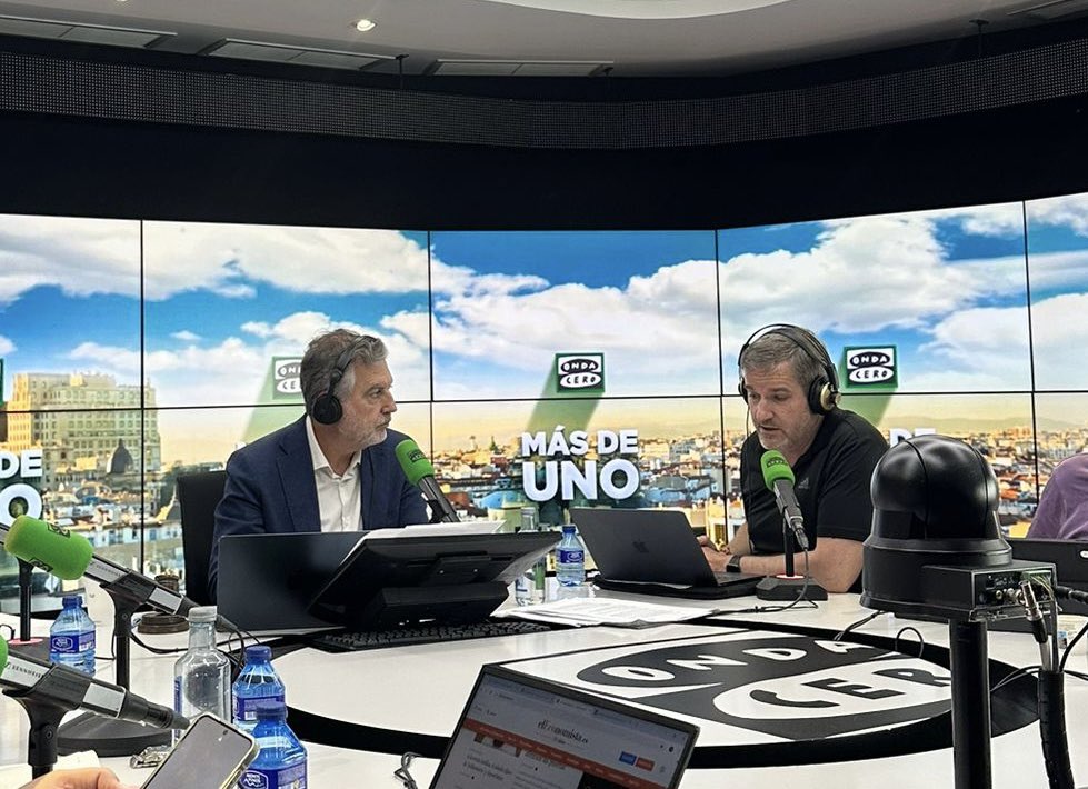 iurquizu's tweet photo. Último programa en @MasDeUno con Carlos Alsina. Como le dije a él, siempre podré decir que jugué con “Neymar”, aunque haya sido una temporada. Ha sido un año del #estadodeopinion donde he disfrutado mucho y he conocido a personas maravillosas. Mañana más novedades…. https://t.co/5PS0zoTpPC