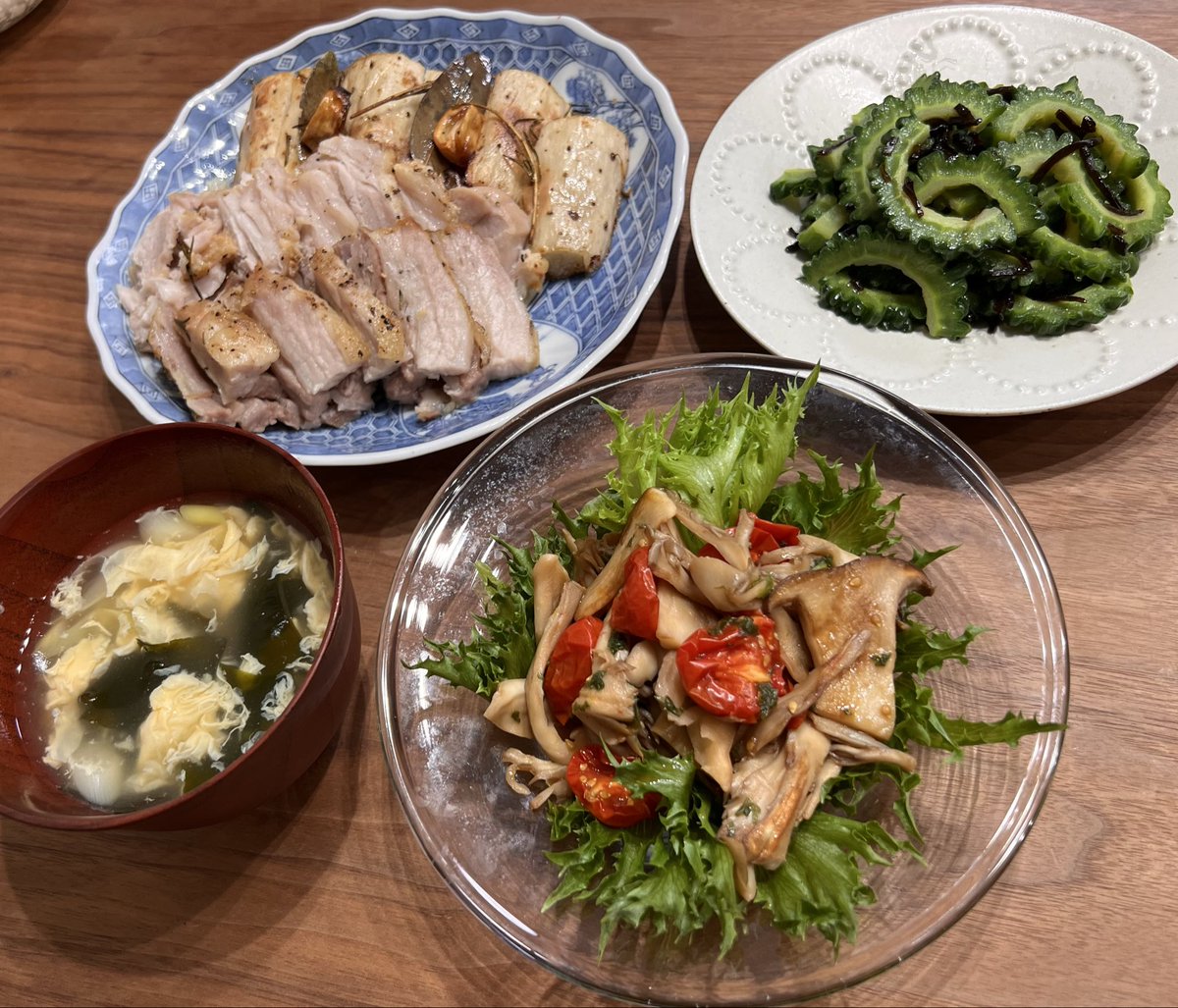bwhumin01's tweet photo. 夏バテ除けに貼っておきます🙏
豚肉の塩焼き
ゴーヤの塩昆布和え
きのことプチトマトのマリネ
卵とワカメのスープ https://t.co/xFdQ3BiEvc