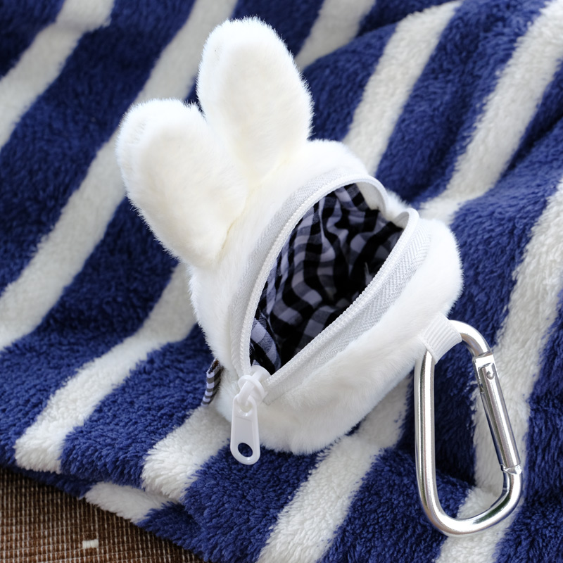 miffyhouse_info's tweet photo. カラビナ付きミニポーチは、イヤホンなどを入れておくのに丁度いいサイズ。

外側に付けておけば、メインのカバンを開けたり閉めたりしなくて済むので便利です。
 https://t.co/JsCgVubdUo 

結構でっかいカラビナが付いていますので、いろんなところに付けられます。
チャームとしてもカワイイ♪ https://t.co/1WQdl52Y9q