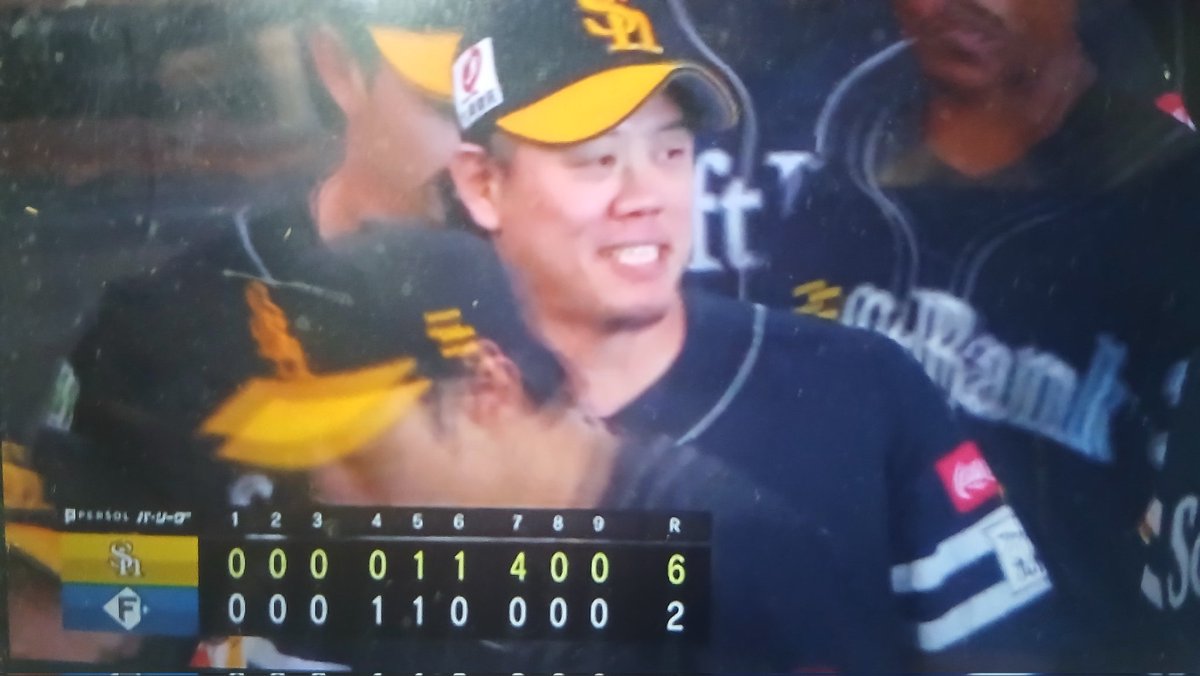 tigerstohawks's tweet photo. ホークス・『現役ドラフト』で移籍後初先発となった上茶谷大河選手は９奪三振でソロ被弾を含む２失点。責任を果たす６イニング投げて『先発』としては初勝利！５勝目を挙げました。早くして欲しかった。※７月１６日・北海道日本ハム戦。エスコンフィールド北海道。 https://t.co/bDLk4B254q