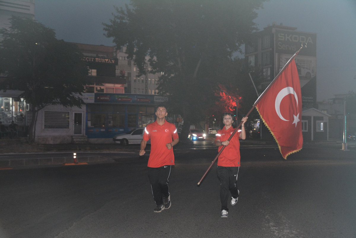 batmanvaliligi's tweet photo. Genç Sporcular Ay-Yıldızlı Bayrağı 5 Kilometre Taşıdı

Batman'da 15 Temmuz Demokrasi ve Millî Birlik Günü etkinlikleri kapsamında düzenlenen "15 Temmuz Bayrak Koşusu", genç sporcuların yoğun katılımıyla gerçekleştirildi. 
Batman Gençlik ve Spor İl Müdürlüğü koordinesinde düzenlenen organizasyonda, ay-yıldızlı bayrak yaklaşık 5 kilometrelik parkur boyunca elden ele taşınarak tören alanına ulaştırıldı.
Türkiye genelinde eş zamanlı düzenlenen etkinlik kapsamında, Türkiye dereceleri bulunan genç sporcular bayrağı belirlenen güzergâhta yaklaşık her 100 metrede takımarkadaşlarına devretti. Vatandaşların alkışları eşliğinde gerçekleştirilen koşu, Atatürk Parkı'ndaki tören alanında sona erdi.
Koşuya Batman Gençlik ve Spor İl Müdürü Mehmet Şafi Özperk ile Şube Müdürü Ömer Polat da katılarak genç sporculara eşlik etti. Güzergâh boyunca vatandaşlar sporculara destek verirken, etkinlikte birlik, beraberlik ve vatan sevgisi mesajları ön plana çıktı.
Koşunun tamamlanmasının ardından genç sporcular tarafından taşınan Türk bayrağı, Valimiz Ekrem Canalp'e teslim edildi. Bayrağı üç kez öperek teslim alan Vali Canalp, daha sonra ay-yıldızlı bayrağı dalgalandırdı. 
Tören alanındaki vatandaşlar bu anlamlı anı alkışlarla karşılarken, Atatürk Parkı'nı dolduran binlerce kişi ellerindeki Türk bayraklarını sallayarak 15 Temmuz ruhuna ortak oldu.
Programda şehitler için dualar edilirken, millî birlik ve beraberliğin önemine vurgu yapıldı. 
Batman'da gerçekleştirilen "15 Temmuz Bayrak Koşusu", Batmanlı gençlerin milli değerlere bağlılığını ve sporun birleştirici gücünü yansıtan anlamlı etkinliklerden biri olarak kayıtlara geçti.