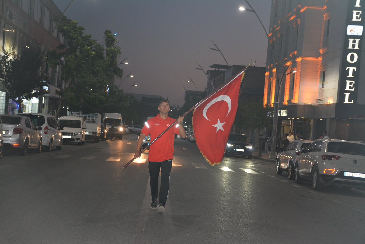 batmanvaliligi's tweet photo. Genç Sporcular Ay-Yıldızlı Bayrağı 5 Kilometre Taşıdı

Batman'da 15 Temmuz Demokrasi ve Millî Birlik Günü etkinlikleri kapsamında düzenlenen "15 Temmuz Bayrak Koşusu", genç sporcuların yoğun katılımıyla gerçekleştirildi. 
Batman Gençlik ve Spor İl Müdürlüğü koordinesinde düzenlenen organizasyonda, ay-yıldızlı bayrak yaklaşık 5 kilometrelik parkur boyunca elden ele taşınarak tören alanına ulaştırıldı.
Türkiye genelinde eş zamanlı düzenlenen etkinlik kapsamında, Türkiye dereceleri bulunan genç sporcular bayrağı belirlenen güzergâhta yaklaşık her 100 metrede takımarkadaşlarına devretti. Vatandaşların alkışları eşliğinde gerçekleştirilen koşu, Atatürk Parkı'ndaki tören alanında sona erdi.
Koşuya Batman Gençlik ve Spor İl Müdürü Mehmet Şafi Özperk ile Şube Müdürü Ömer Polat da katılarak genç sporculara eşlik etti. Güzergâh boyunca vatandaşlar sporculara destek verirken, etkinlikte birlik, beraberlik ve vatan sevgisi mesajları ön plana çıktı.
Koşunun tamamlanmasının ardından genç sporcular tarafından taşınan Türk bayrağı, Valimiz Ekrem Canalp'e teslim edildi. Bayrağı üç kez öperek teslim alan Vali Canalp, daha sonra ay-yıldızlı bayrağı dalgalandırdı. 
Tören alanındaki vatandaşlar bu anlamlı anı alkışlarla karşılarken, Atatürk Parkı'nı dolduran binlerce kişi ellerindeki Türk bayraklarını sallayarak 15 Temmuz ruhuna ortak oldu.
Programda şehitler için dualar edilirken, millî birlik ve beraberliğin önemine vurgu yapıldı. 
Batman'da gerçekleştirilen "15 Temmuz Bayrak Koşusu", Batmanlı gençlerin milli değerlere bağlılığını ve sporun birleştirici gücünü yansıtan anlamlı etkinliklerden biri olarak kayıtlara geçti.
