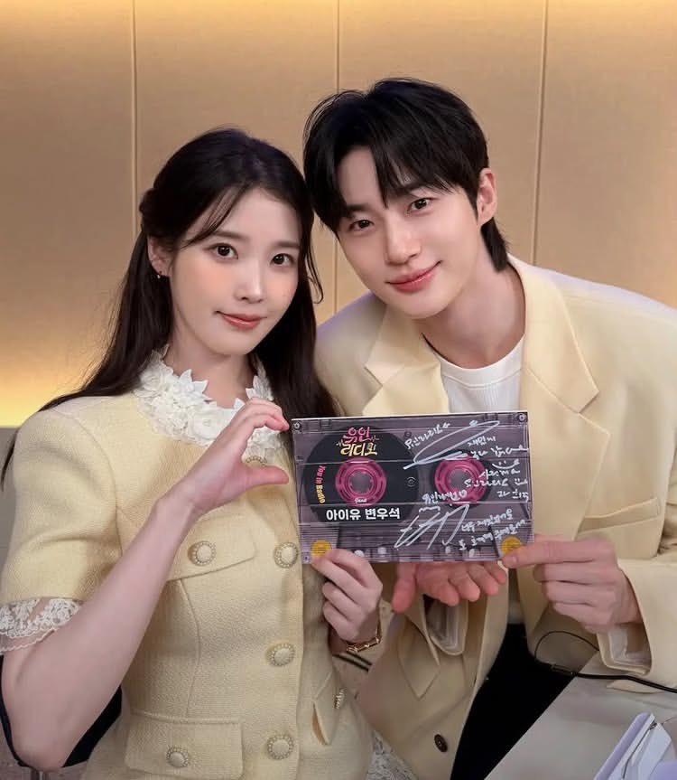 kimpurplepeach's tweet photo. gw bilang apa, The IU dipairing sama The Byeon Woo Seok, tuh kyk lu liat karakter manhwa keluar jadi org, jujur liat pairing mereka aja rasanya kyk mustahil, tpi nyata, jadi klo ada yg bilang AI2 juga nggk salah sih, krn emang semahadahsyat itu mereka berdua https://t.co/ValScou6e1