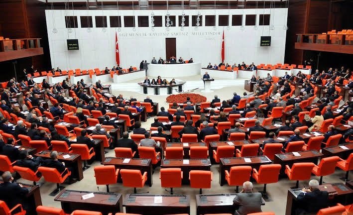 Kermo4734's tweet photo. fetullahçıların “15 Temmuz’u araştırma komisyonu AKP ve MHP oylarıyla reddedildi.” YALANI: 

Darbe girişimi sonrası mecliste 15 Temmuz Araştırma Komisyonu kurulması için zaten çalışmalar başlamıştı. 

Çalışmaların sekteye uğramaması için ikinci teklif gereksiz bulundu. https://t.co/iLB8zYGt1h