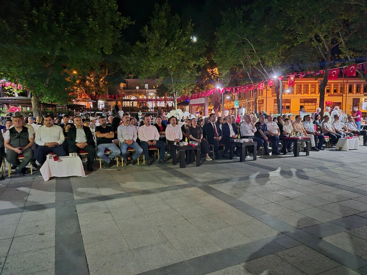 BayramicIlce's tweet photo. 15 Temmuz Demokrasi ve Milli Birlik günü programı Kaymakamımız Sn. Emrah BÜTÜN, Belediye Başkanı Hasan Cem ATILGAN, ilçe protokol üyeleri, şehit ailelerimiz, gazilerimiz ve ilçe halkımızın yoğun katılımı ile Yıldırım Akbulut Meydanında gerçekleştirildi. https://t.co/STP51Gf70Z