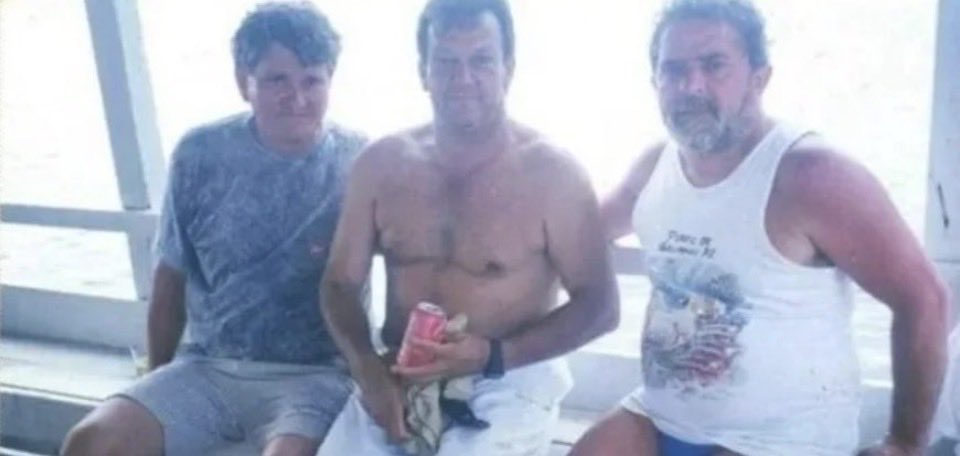 DIDIREDPILL's tweet photo. Foto antiga de Lula com piloto preso por transportar drogas.

Nélio Alves de Oliveira foi preso após tentar fugir de caças da FAB antes da aeronave que pilotava ser apreendida com 516 kg de cocaína https://t.co/zaCgnB71G5