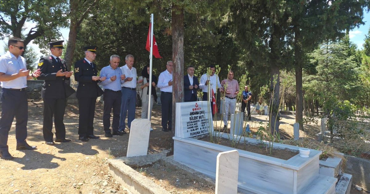 BayramicIlce's tweet photo. 15 Temmuz Demokrasi ve Milli Birlik Günü münasebetiyle şehitlik ve şehit aileleri ziyaretleri gerçekleştirildi. https://t.co/88wikiWY7X