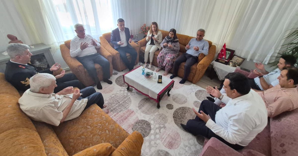 BayramicIlce's tweet photo. 15 Temmuz Demokrasi ve Milli Birlik Günü münasebetiyle şehitlik ve şehit aileleri ziyaretleri gerçekleştirildi. https://t.co/88wikiWY7X