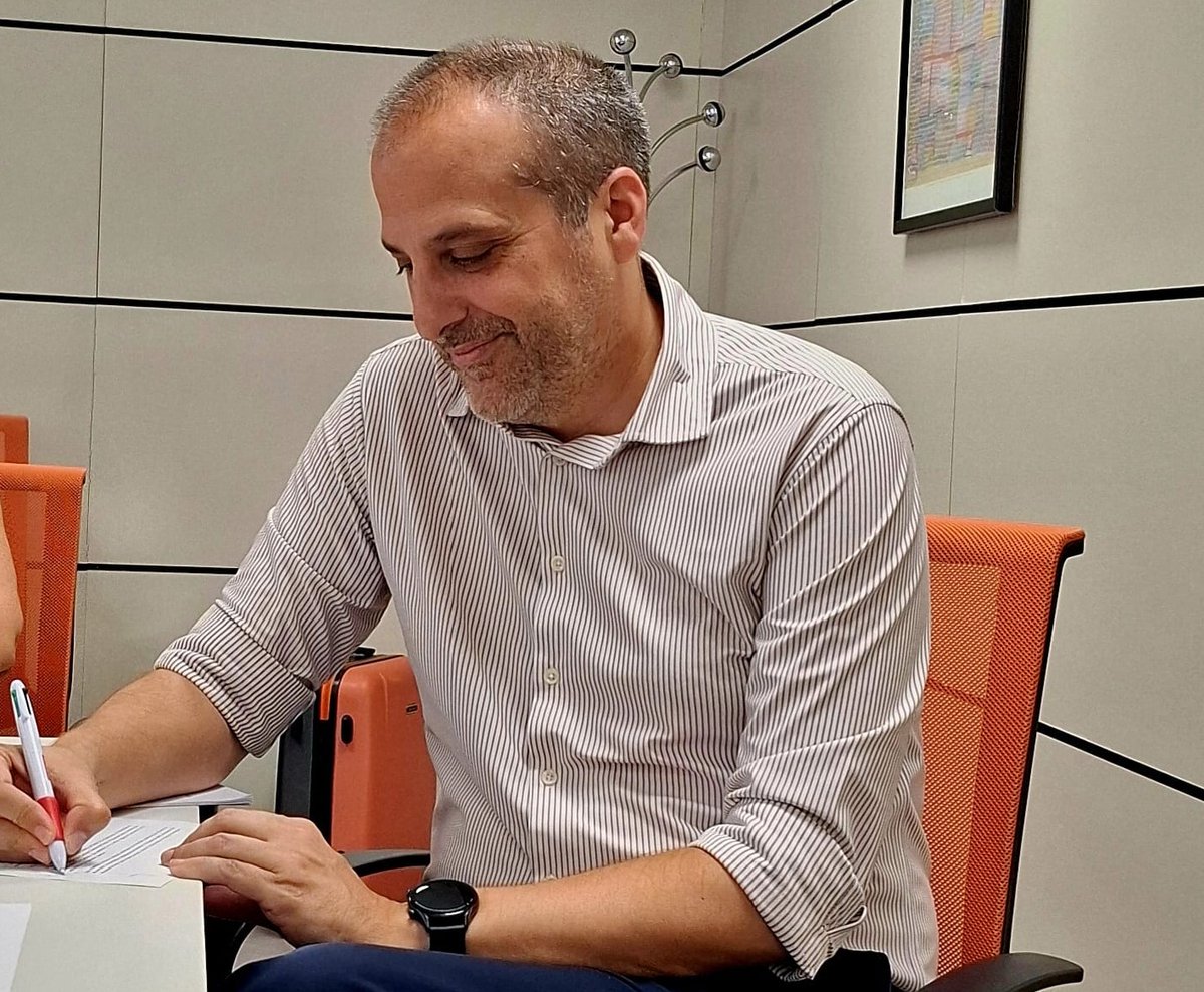 serviciosccoo's tweet photo. 🖊️@Ragonmonroy secretario general de @serviciosccoo firma el I Acuerdo Marco de Distribución Alimentaria (AMADA)

🤝Este pacto resulta clave para dar estabilidad y más derechos a un sector que emplea a más de 400.000 personas

⚖️Un paso histórico en la negociación colectiva https://t.co/N6MlrqcUnP