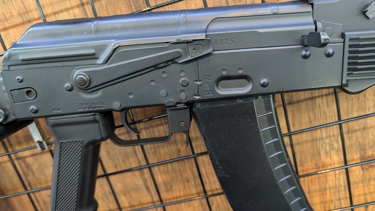 used_fellowes's tweet photo. ♻️中古入荷情報♻️

🔴マルイ 次世代 AK102(Cランク)
・初速: 約89m/s
・外装カスタム済/元箱なし

人気の次世代AK102が名古屋店に入荷！🔥
カスタム済みの超お買い得な1丁です😎

お取り置きは名古屋店店頭またはお電話で！ 
☎️0561-52-1112

⬇️通販はコチラ https://t.co/wFXVgzaHW7 https://t.co/KA8XA2Nnvd