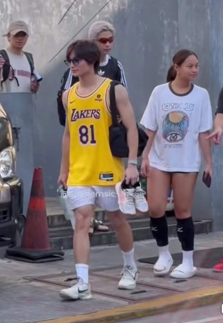 bbeep_bbeep's tweet photo. HELLO NAMAN SA LELQUIN!! Ang laff ko naman sa bitbit ni Joaquin na tsinelas ni Lella at bag sa balikat niya 😭 HAHAHAHA! Buhay prinsesa talaga lagi ang Carmella whenever he's around. Tingnan niyo naman at walang bitbit ang babae na yan? 

#LellaFord
#JoaquinArce
#LelQuin https://t.co/VAuxovbrLc