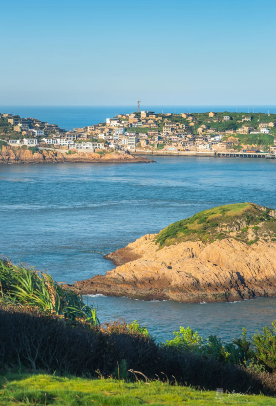 Ark_insights's tweet photo. A small island off the coast of Zhoushan, Zhejiang, one of the top destinations for island getaways in China. Far from the mainland, it boasts crystal-clear blue waters on sunny days, and its fishing villages nestled between mountains and sea resemble a fairy-tale world ✨ https://t.co/cX3bXdPDXG
