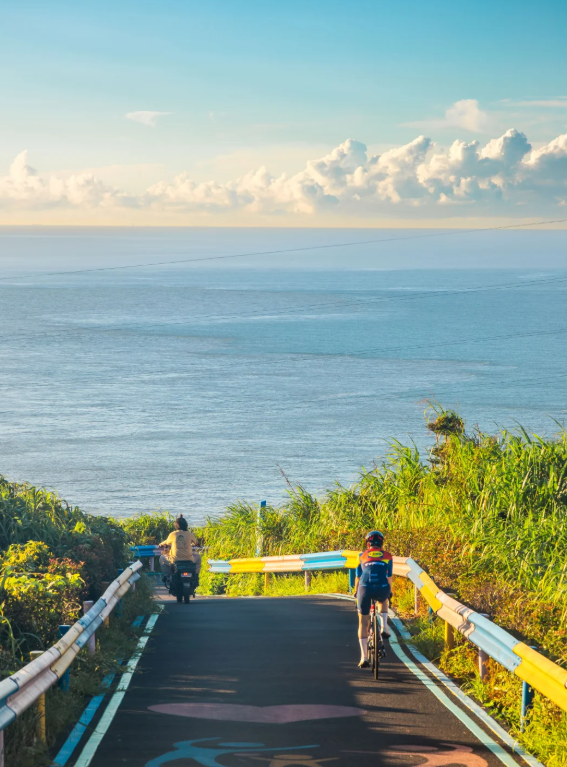 Ark_insights's tweet photo. A small island off the coast of Zhoushan, Zhejiang, one of the top destinations for island getaways in China. Far from the mainland, it boasts crystal-clear blue waters on sunny days, and its fishing villages nestled between mountains and sea resemble a fairy-tale world ✨ https://t.co/cX3bXdPDXG