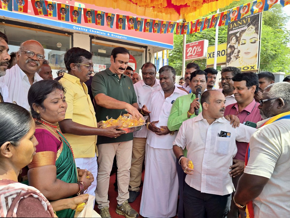 draramadoss's tweet photo. இன்று, பாட்டாளி மக்கள் கட்சியின் 38-ஆம் ஆண்டு தொடக்க விழாவை முன்னிட்டு, செங்கல்பட்டு வடக்கு மாவட்டம், சோழிங்கநல்லூர் சட்டமன்ற தொகுதிக்குட்பட்ட, ஈஞ்சம்பாக்கத்தில் பாட்டாளி மக்கள் கட்சி கொடியேற்றி, மரக்கன்று நட்டு, பொதுமக்களுக்கு இனிப்பு, உணவு மற்றும் மரக்கன்றுகள் வழங்கி கொண்டாடிய போது.!