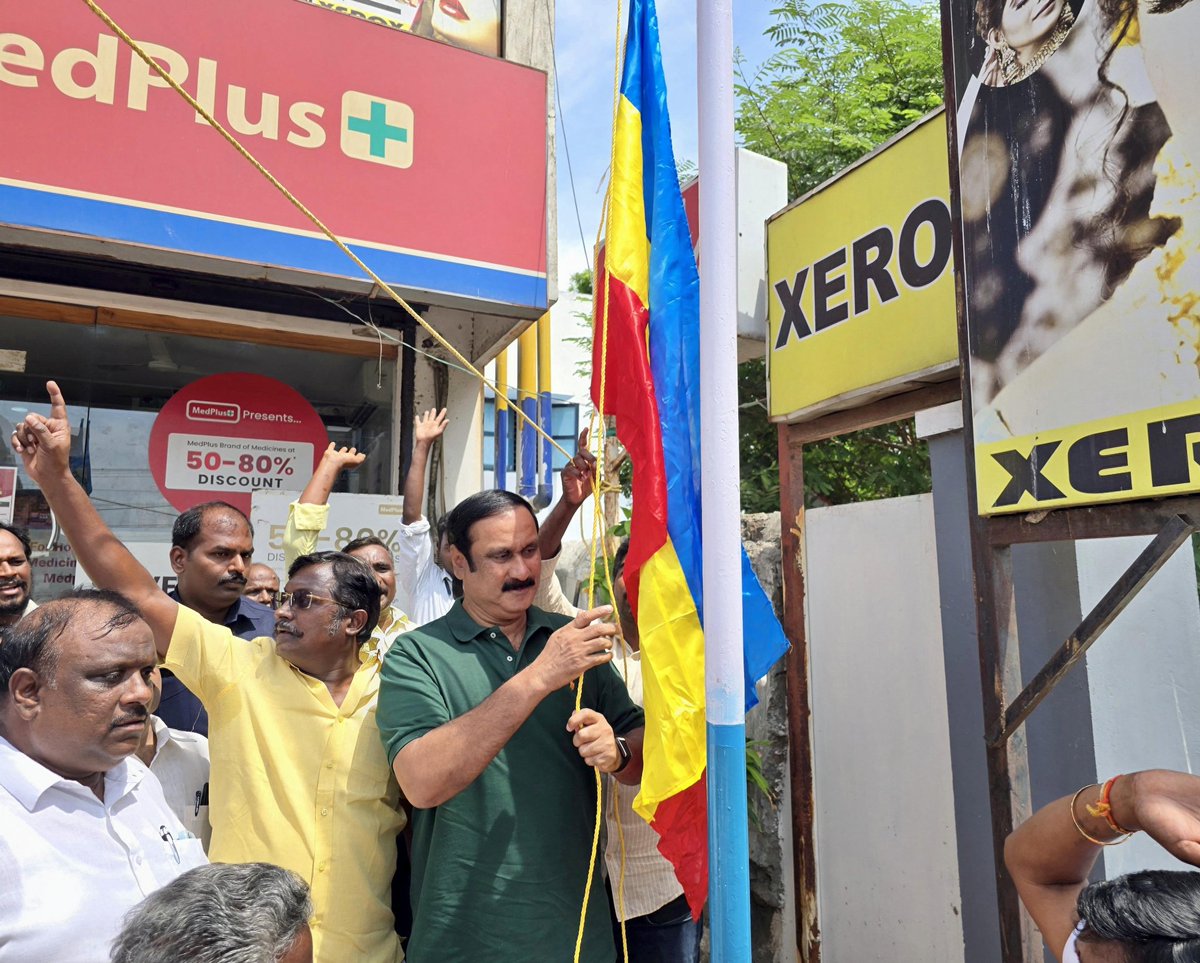 draramadoss's tweet photo. இன்று, பாட்டாளி மக்கள் கட்சியின் 38-ஆம் ஆண்டு தொடக்க விழாவை முன்னிட்டு, செங்கல்பட்டு வடக்கு மாவட்டம், சோழிங்கநல்லூர் சட்டமன்ற தொகுதிக்குட்பட்ட, ஈஞ்சம்பாக்கத்தில் பாட்டாளி மக்கள் கட்சி கொடியேற்றி, மரக்கன்று நட்டு, பொதுமக்களுக்கு இனிப்பு, உணவு மற்றும் மரக்கன்றுகள் வழங்கி கொண்டாடிய போது.!