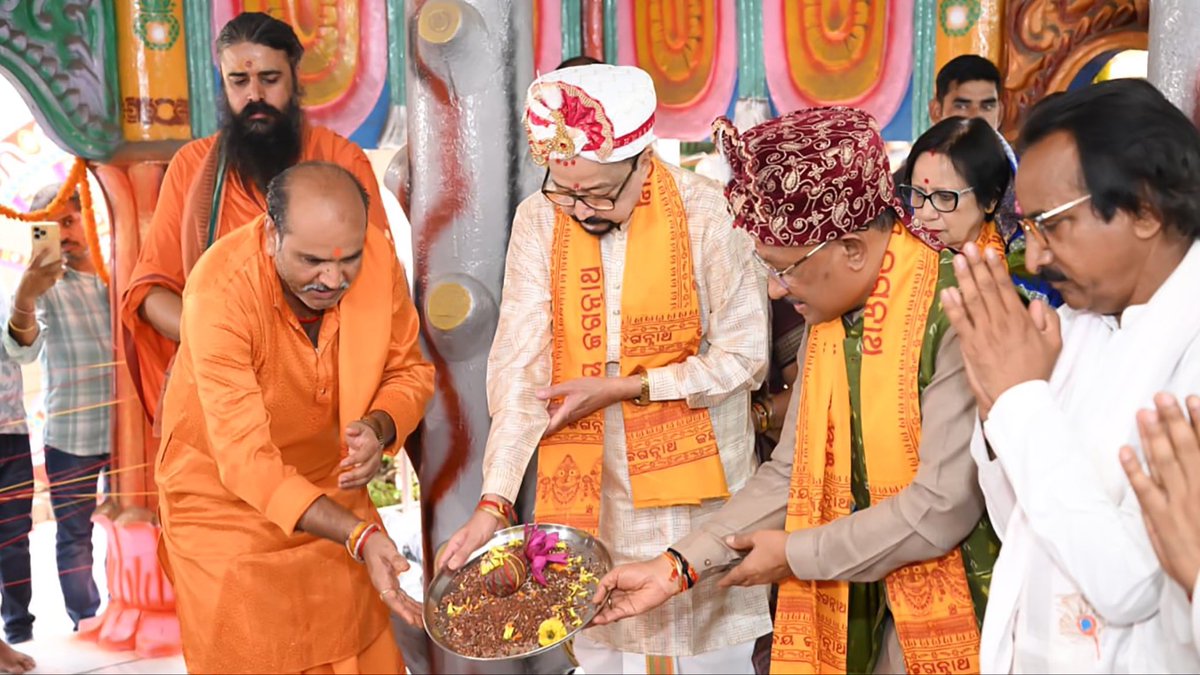 vishnudsai's tweet photo. नीलाचल निवासाय नित्याय परमात्मने। बलभद्र-सुभद्राभ्यां जगन्नाथाय ते नमः॥

माननीय राज्यपाल श्री रमेन डेका जी के साथ रायपुर स्थित श्री जगन्नाथ मंदिर में श्री जगन्नाथ रथयात्रा महोत्सव में सम्मिलित होकर महाप्रभु श्री जगन्नाथ स्वामी, भगवान बलभद्र एवं देवी सुभद्रा की विधिवत पूजा-अर्चना कर समस्त छत्तीसगढ़वासियों के सुख, समृद्धि, शांति एवं मंगलमय जीवन की प्रार्थना की।

इस पावन अवसर पर रथयात्रा से पूर्व 'छेरा पहरा' की दिव्य परंपरा का निर्वहन करने का सौभाग्य भी प्राप्त हुआ। यह परंपरा हमें विनम्रता, सेवा और समर्पण सिखाती है।

महाप्रभु श्री जगन्नाथ स्वामी की असीम कृपा से हमारा छत्तीसगढ़ निरंतर विकास, समृद्धि, सुशासन और जनकल्याण के पथ पर आगे बढ़ता रहे, यही प्रार्थना है।

@GovernorCG 
@ramendeka16