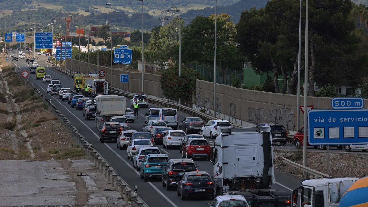 franmigprofeso1's tweet photo. Caravana que cogió ayer #PedroSanchez después de derribar la #verja https://t.co/zANZFMSnkR