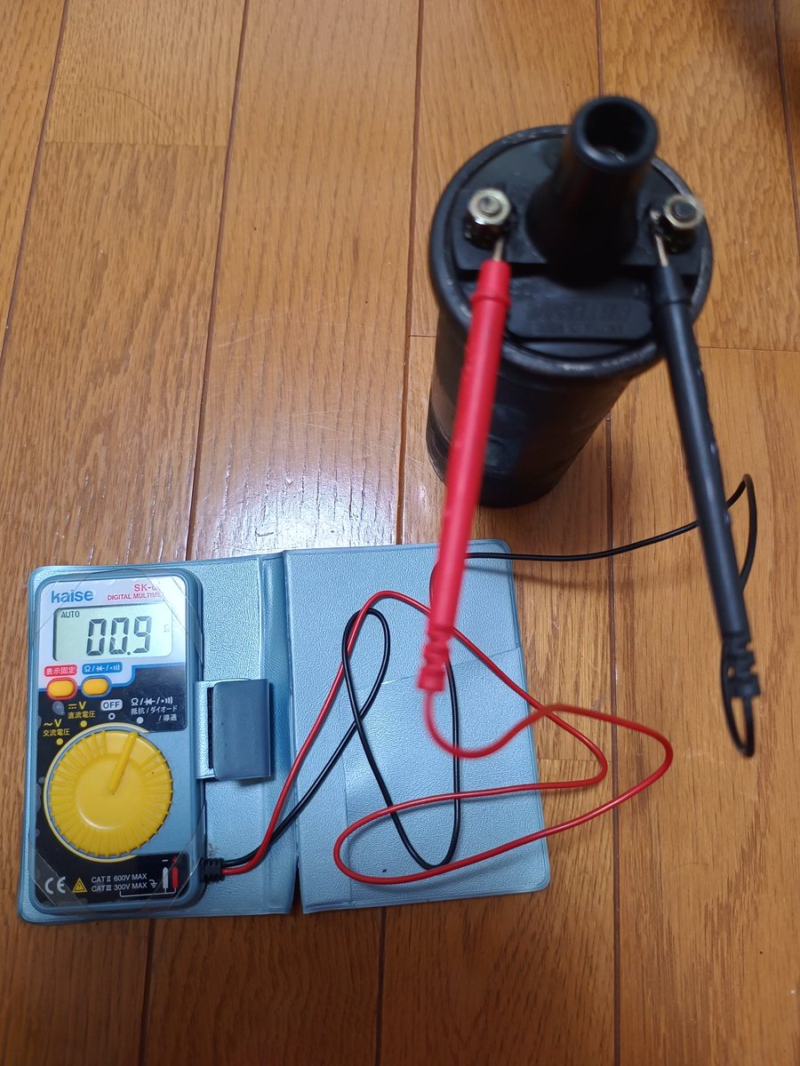 nkoaki's tweet photo. 1300キャブミニの純正イグニッションコイルはフランス製で65Dデスビ専用設計らしい。
32年間逆さ設置無交換で使用してきたけどオイル漏れも無い。
一次抵抗値は0.9Ω、二次抵抗値は4.96kΩなのでCDI用のコイルに近い感じなのかな。
#ローバーミニ　#イグニッションコイル https://t.co/x0d4mbrWmz