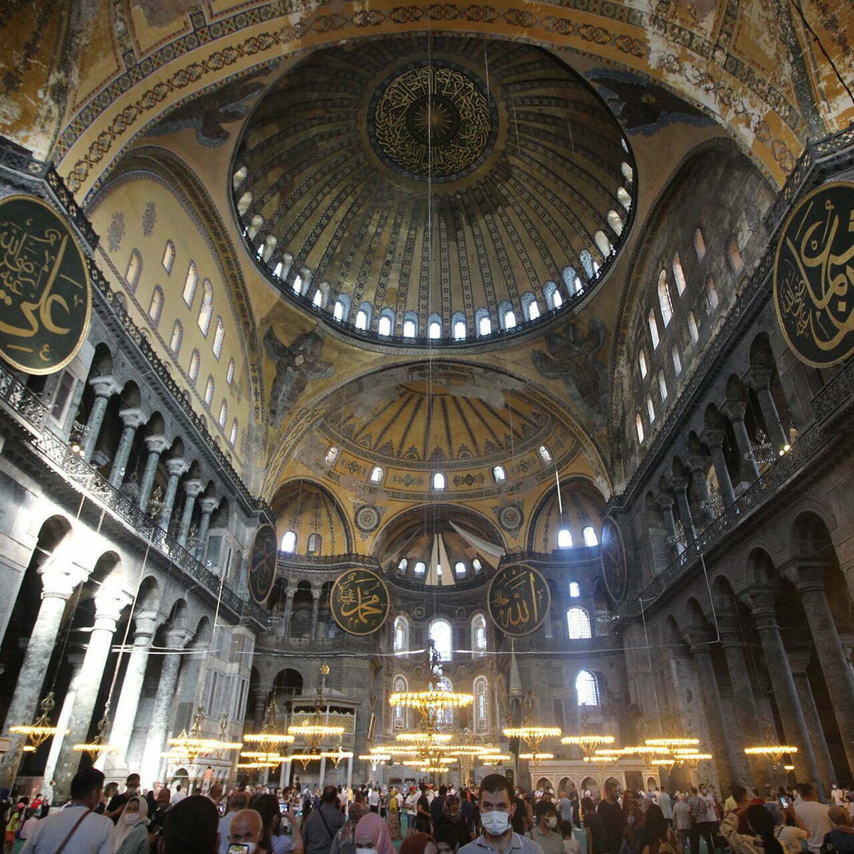 bpthaber's tweet photo. Ayasofya Camisi'nde yüksek sesle İncil okuyan iki turist gözaltına alındı. https://t.co/JrqhLFcLWL