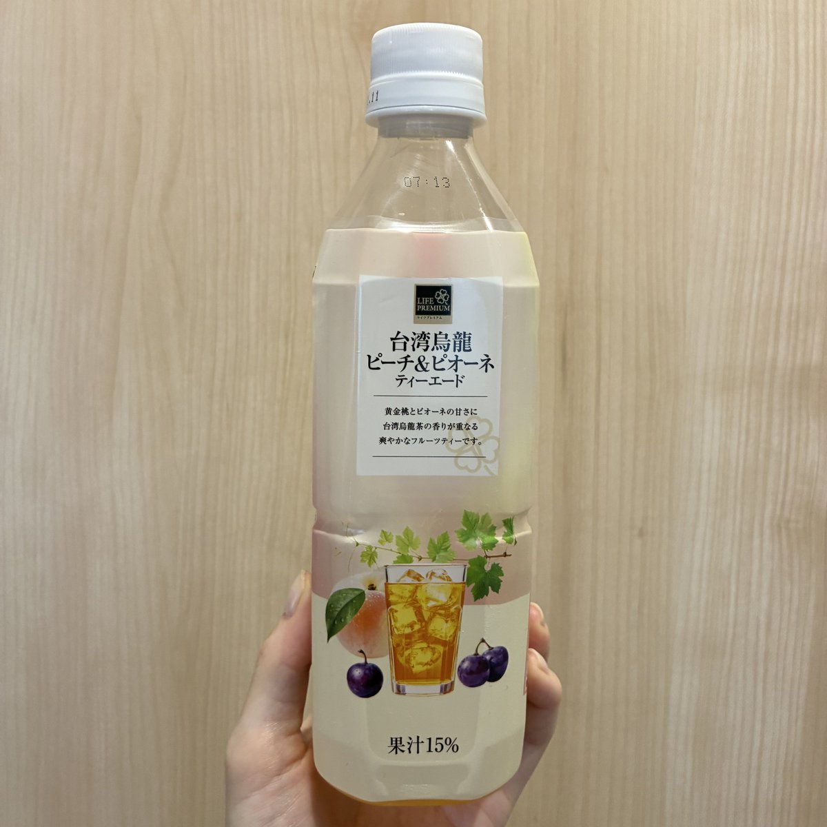 shk2511's tweet photo. 凍頂烏龍茶大好きマンとしては台湾烏龍と言われたら飲むしかないということでライフのPB、ライフプレミアムから出た 台湾烏龍ピーチ&amp;ピオーネティーエード を買ってみた。暑すぎて写真撮る前にほぼ飲み干しちゃったけど、お茶の香りもしっかりしていて甘味と酸味のバランスも良く美味しかった！
#TEA活 https://t.co/t2ucu773XE