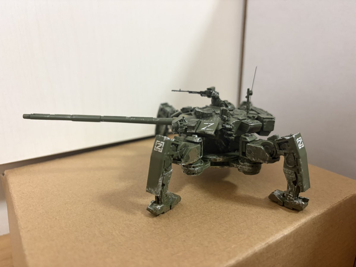 HekoZTe_toky's tweet photo. YUFAN MODEL 1/72 
T-90A多脚戦車　完成!!

某中華通販で見かけて見た目の面白さから衝動買いした子だけれども、なかなか細かい上にたったの1500円とかいう神コスパ。
手持ちのERAやコープゲージ等色々つけても良かったけど、今回は素材の味を楽しんでみた。 https://t.co/w1nsPqCT6J
