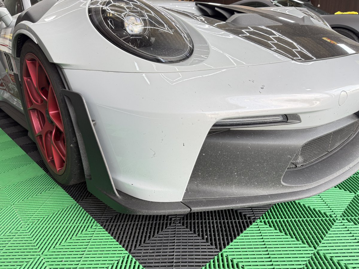 ZoTowCarwrap's tweet photo. 今日は面白い車が入庫しので紹介します！

施工前の洗車をしてもなかなか
綺麗になりません🫪

フロント全面は飛び石でボコボコです。
フロントの樹脂パーツを見ていただければわかりますが、、
写真だとわかりづらいですが、バンパーもこんな感じです😂

オーナーさんにクレームを言いたい気分ですが、PPF貼ってますw

ガラスはPPFを貫通するデカい飛び石で割れています😌

受けた飛び石の数を数えたら、たまたまと言っていいでしょう！😂

ベッドライトも剥がして確認した所貫通箇所は2箇所のみで、無しで走行していたら、、、、

この車は5000万の車です。。

もう一度言います。

5000万。。。。

これを全開で踏み抜ける方は
銀河系でこのオーナーさんだけでしょう！😂

お客さんが勝手にテストしてくれるので、データ取りしてどこが1番当たるのか？
PPF施工に活かして施工していきます👍

こんなラッピング屋は他に無いと思います🤓