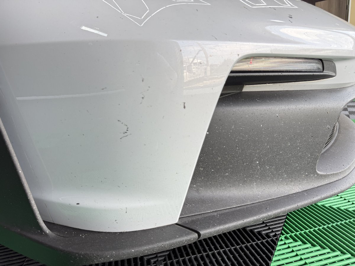 ZoTowCarwrap's tweet photo. 今日は面白い車が入庫しので紹介します！

施工前の洗車をしてもなかなか
綺麗になりません🫪

フロント全面は飛び石でボコボコです。
フロントの樹脂パーツを見ていただければわかりますが、、
写真だとわかりづらいですが、バンパーもこんな感じです😂

オーナーさんにクレームを言いたい気分ですが、PPF貼ってますw

ガラスはPPFを貫通するデカい飛び石で割れています😌

受けた飛び石の数を数えたら、たまたまと言っていいでしょう！😂

ベッドライトも剥がして確認した所貫通箇所は2箇所のみで、無しで走行していたら、、、、

この車は5000万の車です。。

もう一度言います。

5000万。。。。

これを全開で踏み抜ける方は
銀河系でこのオーナーさんだけでしょう！😂

お客さんが勝手にテストしてくれるので、データ取りしてどこが1番当たるのか？
PPF施工に活かして施工していきます👍

こんなラッピング屋は他に無いと思います🤓