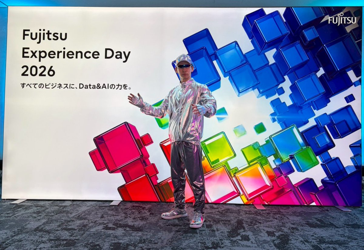 _HASESHIN_'s tweet photo. ここ数日、Fujitsu Experience Day 2026にてショートステージをやらせていただいておりました。
どんな役かと言いますと擬人化AIです。
それがこの姿です。
企業イベントというのは初めてだったのですが、刺激的でやりがいがあり、なにより働いている皆様の熱意を感じるとても素敵な現場でした。 https://t.co/kjWALlse0o
