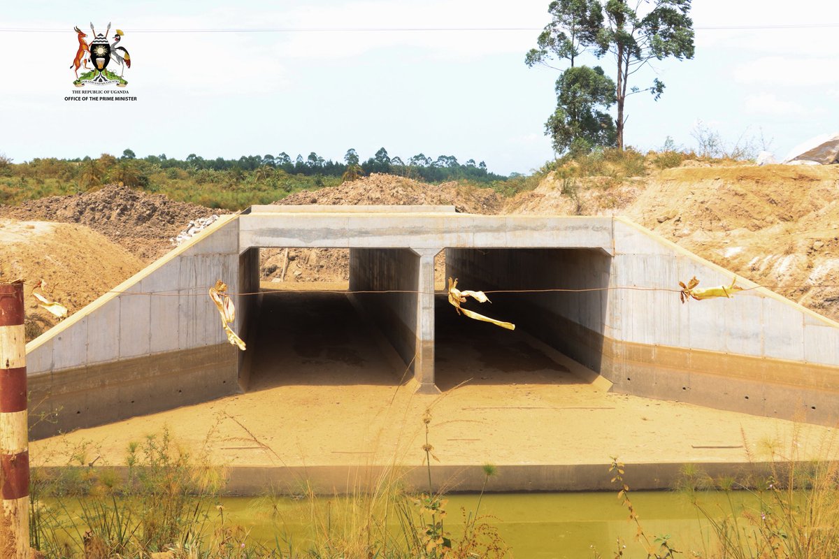 OPMUganda's tweet photo. 𝐌𝐚𝐬𝐚𝐤𝐚-𝐊𝐲𝐨𝐭𝐞𝐫𝐚-𝐌𝐮𝐭𝐮𝐤𝐮𝐥𝐚 𝐑𝐨𝐚𝐝 𝐏𝐫𝐨𝐣𝐞𝐜𝐭 𝐔𝐩𝐝𝐚𝐭𝐞 

~ 40 kilometres of the road have reached the formation stage, meaning the ground has been prepared and compacted for the next phase of construction

~ Major box culverts at road crossings have been installed 

~Construction of River Bukora Bridge has reached 40% completion 

The Head of Prime Minister’s Delivery Unit @KasuleSebunya and his team have inspected construction works and engaged with the contractor and residents in communities along the road.

The inspection enabled the team to assess progress and hear residents’ views about the project. 

#OPMUganda
