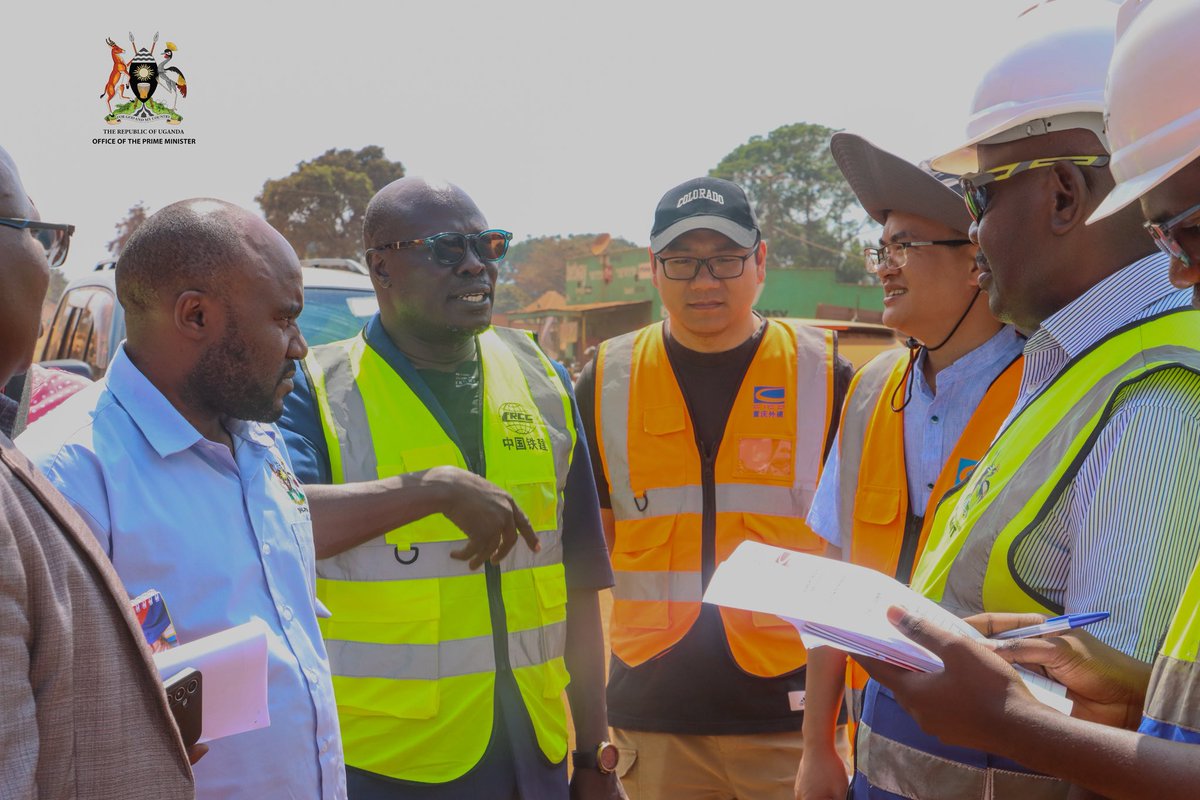 OPMUganda's tweet photo. 𝐌𝐚𝐬𝐚𝐤𝐚-𝐊𝐲𝐨𝐭𝐞𝐫𝐚-𝐌𝐮𝐭𝐮𝐤𝐮𝐥𝐚 𝐑𝐨𝐚𝐝 𝐏𝐫𝐨𝐣𝐞𝐜𝐭 𝐔𝐩𝐝𝐚𝐭𝐞 

~ 40 kilometres of the road have reached the formation stage, meaning the ground has been prepared and compacted for the next phase of construction

~ Major box culverts at road crossings have been installed 

~Construction of River Bukora Bridge has reached 40% completion 

The Head of Prime Minister’s Delivery Unit @KasuleSebunya and his team have inspected construction works and engaged with the contractor and residents in communities along the road.

The inspection enabled the team to assess progress and hear residents’ views about the project. 

#OPMUganda