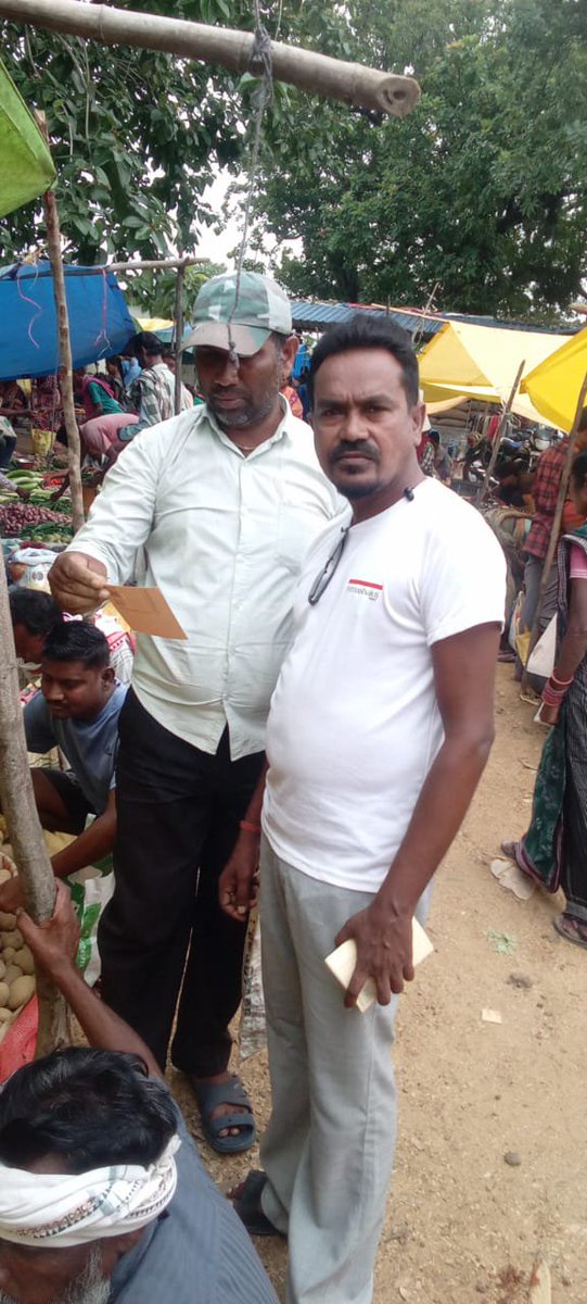 BikashMancha's tweet photo. ହାଟ ହାଟ ବୋଲି "ପଡ଼ିଆ ରୁ ବଢ଼ିଆ" ଅଭିଯାନ!
ଶ୍ରମଜୀବୀ ବିକାଶ ମଞ୍ଚ, ନୂଆପଡ଼ା ଦ୍ୱାରା ହାଟରେ ସଚେତନତା।
ଦ୍ଵିତୀୟ ଫସଲ ପାଇଁ ଠିକ୍ ସମୟରେ ବିହନ ଦାବି କରି ପୋଷ୍ଟକାର୍ଡ ସରକାରଙ୍କ ପାଖକୁ ✉️
@Atmashakti3 @MSMO40845837
@OSM91165819 

  #BrownToGreen #FruitsOfHarvest #SecondCrop #DalForFarmers
#PulsesMission https://t.co/lI3ohy7fHR