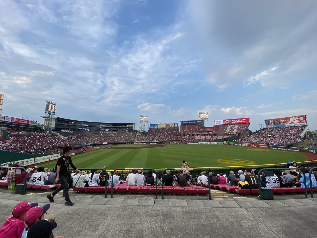 00rin0128's tweet photo. 久々に現地！！今日はライト上段
無料で当たったのでビジターより〜 https://t.co/qFZjeJShUk