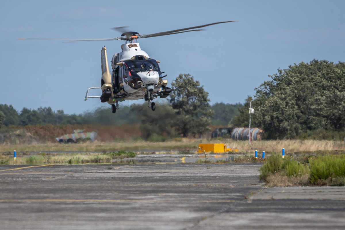 DG_Armement's tweet photo. [#Guépard 🚁] Succès de la première campagne de tirs de l’hélicoptère interarmées léger #HIL Guépard

La DGA a supervisé avec succès la première campagne de tirs du Guépard, menée en collaboration avec @AirbusHeli

Une étape essentielle du programme HIL vient d’être franchie ⤵️ https://t.co/c8uCsbXbdY