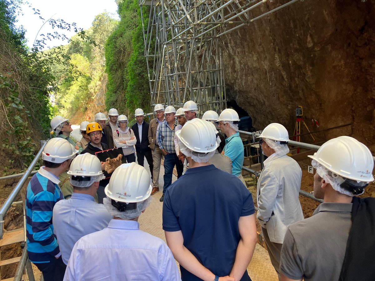 ceoe_cyl's tweet photo. Gracias a @iberdrola por organizar la visita a los yacimientos de #Atapuerca, un referente mundial de la investigación y el patrimonio.

Miguel Ángel Ortiz Latorre participó en representación de la Junta Directiva de @ceoe_cyl, compartiendo una jornada de conocimiento, empresa y colaboración.

#Iberdrola #CEOECyL #Atapuerca