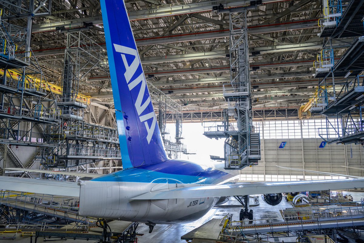 kyusyu_photos's tweet photo. ANA Blue Hanger Tour(整備工場見学)に参加してきました。整備中の飛行機に手で触れられるくらい近づくことができ(飛行機に触れるのは厳禁ですが)、飛行機好きにとってはパラダイスでした✈️
✴︎写真掲載はANAの許可を取得済です✴︎
#ANA #bluehangertour #羽田空港 https://t.co/tvj58jYqVN