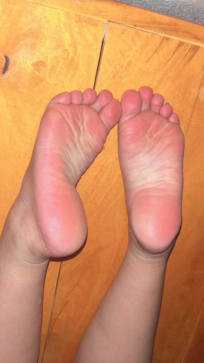 Daiseesy's tweet photo. late night sole lovers? feet calls available 

#feet #soles #wrinkledsoles https://t.co/BU2jnQKGOT