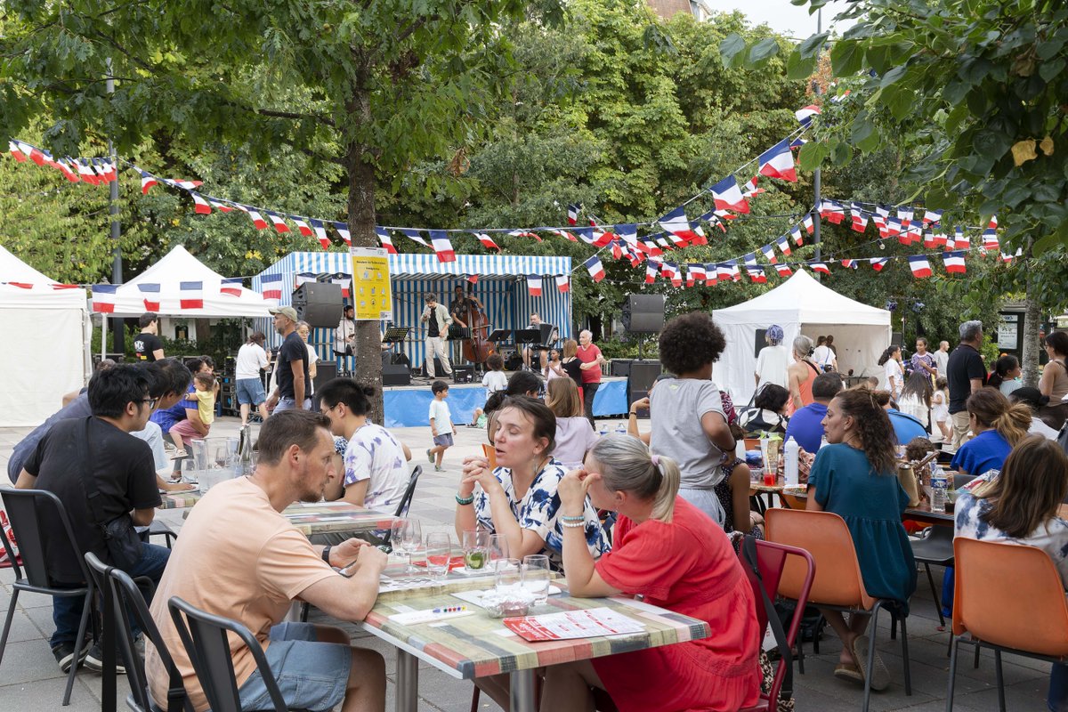 fontenay92's tweet photo. #FeteNationale 🇫🇷

Lundi dernier, c’est toute la place du Général de Gaulle qui a vibré et célébré aux couleurs du 13 juillet ! 🔵⚪🔴

Un grand merci à tous pour avoir fait de cette soirée un instant mémorable de l’été fontenaisien. 😄

©️V.Jacob https://t.co/AN6NzAhmgz