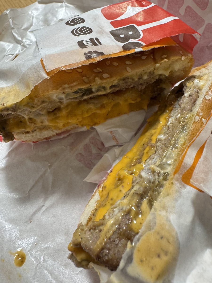 BA2_GUN's tweet photo. 毎日鶏胸.卵.ブロッコリーで飽きたので2度目ましてのバーガーキング🍔
4ヶ月掛けて10キロ痩せたのでたまのご褒美🙆‍♂️ https://t.co/plBSqyuA2l