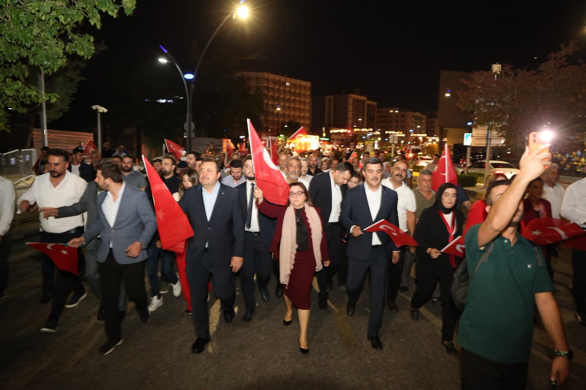 akkadinantep's tweet photo. 📍 15 Temmuz Demokrasi Meydanı

Milletimizin iradesine, demokrasimize ve bağımsızlığımıza kasteden hain darbe girişimi; aziz milletimizin cesareti, birlik ve beraberliği sayesinde bertaraf edilmiştir.

15 Temmuz gecesi, vatanı uğruna canını hiçe sayan kahramanlarımız tarihe altın harflerle yazılan bir destan bırakmıştır.

Demokrasi nöbetinin adı olan o kutlu direnişi daima yaşatacak; aziz şehitlerimizi rahmet ve minnetle, kahraman gazilerimizi ise şükranla anacağız.

@tugbaisikercan 
@fmfedaioglu 
@avdilanensari 
@AKKADINGM