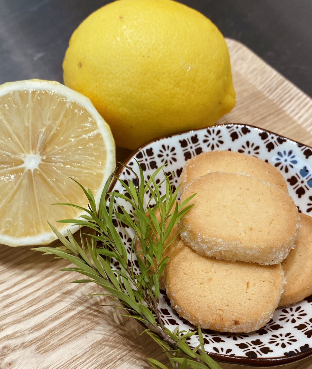deriham2's tweet photo. This pack of crispy lemon cookies is too good to keep to myself—grab a friend and split a snack that’s sweet, tangy, and 100% mood-boosting  Snack time = best time! https://t.co/RZYaKrInJP
