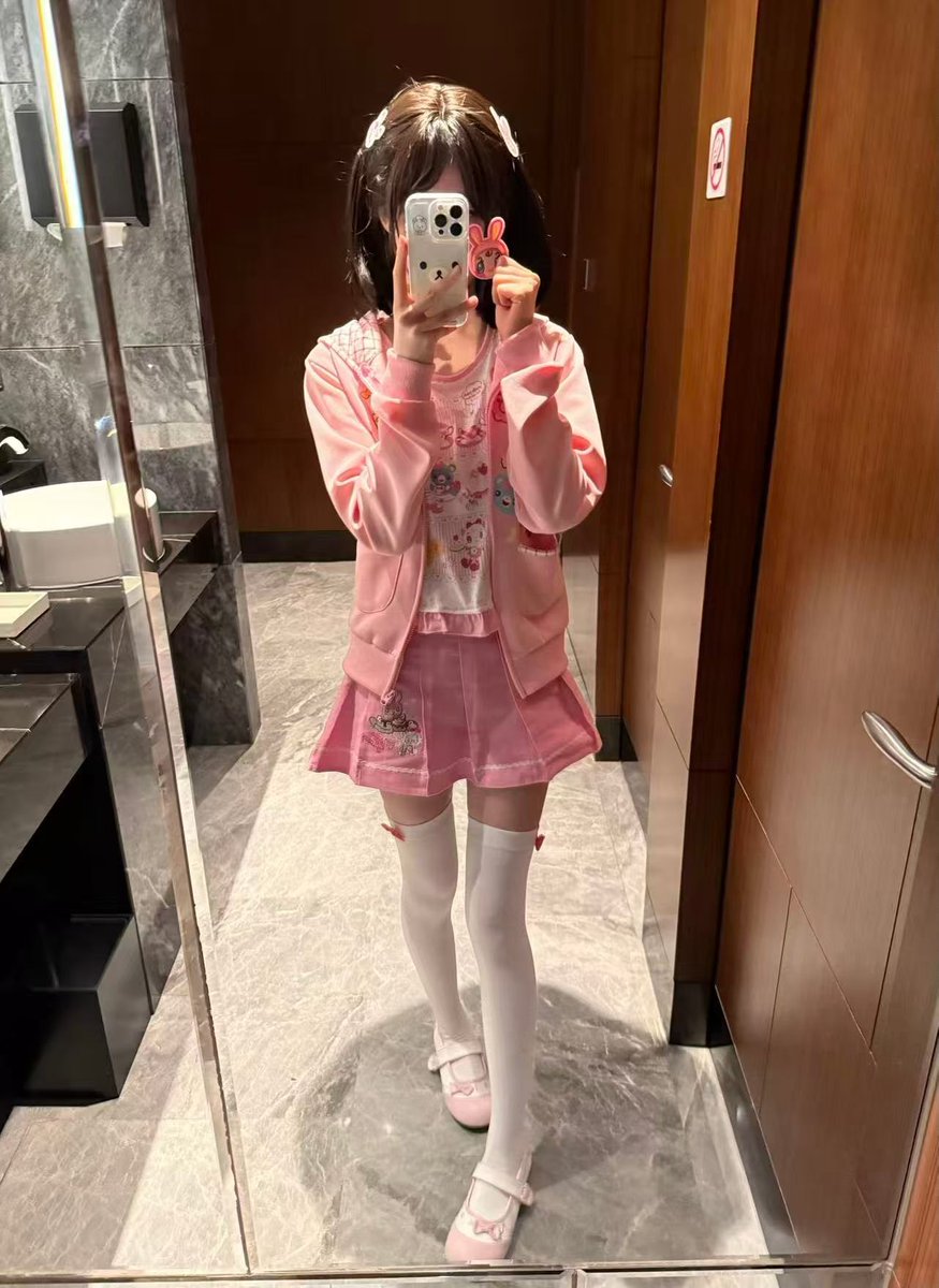 a1121194305's tweet photo. 投稿人:熙熙
投稿目的:让别人看到
坐标:甘肃
民族:汉
职业:学生
年纪:17
身高体重罩杯:160 90  B
是否绿过老公:没有
阴毛浓密程度:无
私处颜色:白虎
喜欢姿势:抱起来操
淫荡经历:上课帮别人口
是否愿意曝光联系方式:是
第一���做爱（时间地点人物）:14 酒店 同学
和多少人做过 都是什么关系:十几个 同学 https://t.co/a0rA1ScRNV